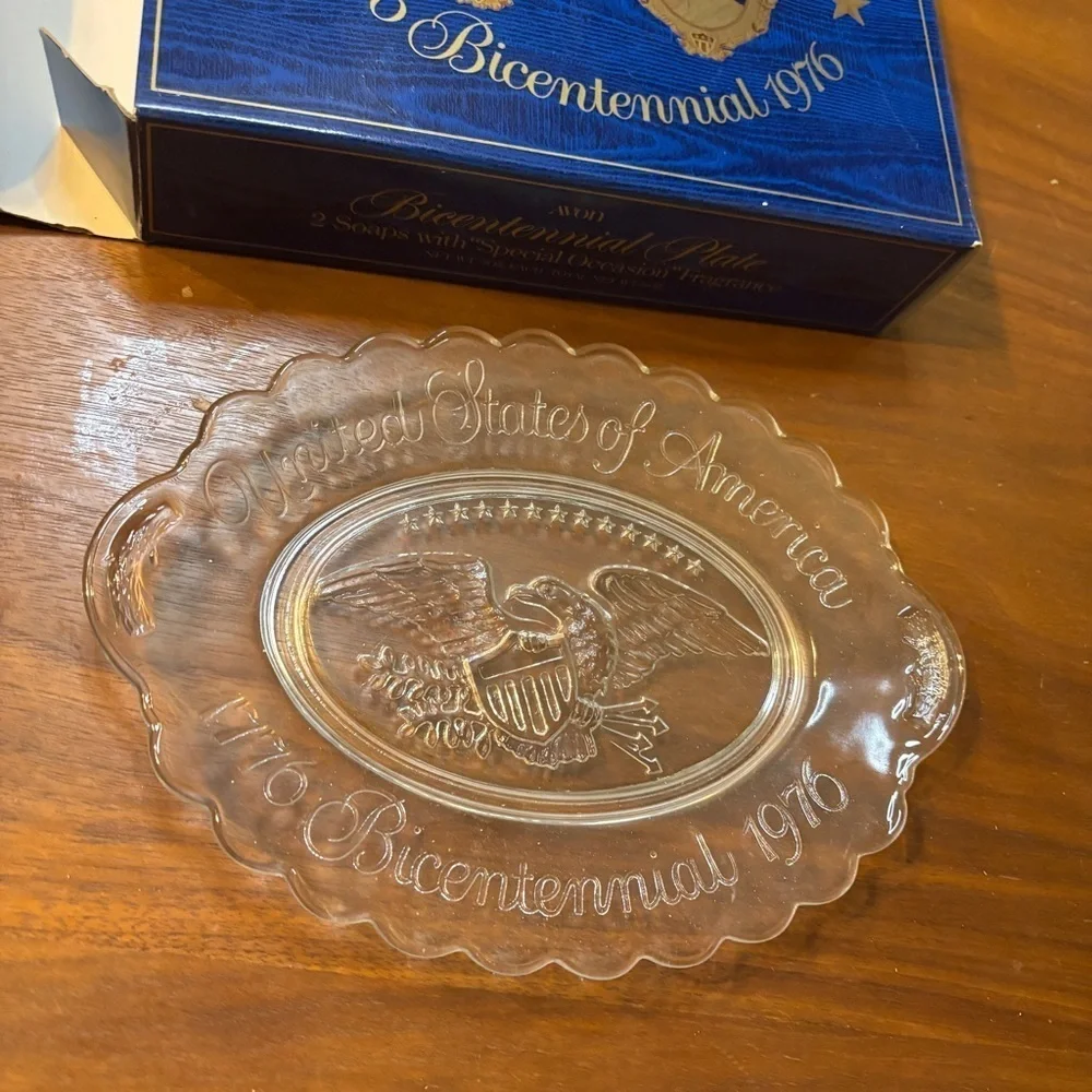 Avon Vintage United States 1776 Bicentennial 1976 Glass Plate and 2pc Soap Set